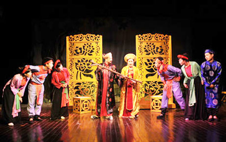 Một cảnh trong vở kịch "Cải lão hoàn đồng".