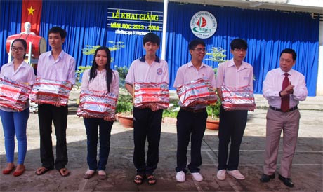 Ông Trần Thế Ngọc, Bí thư Tỉnh ủy trao thưởng cho các học sinh của trường đạt từ 27 điểm trở lên trong kỳ thi tuyển sinh ĐH 2013.