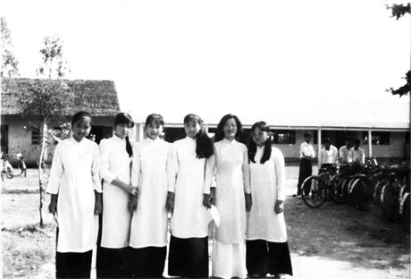 Cô Lưu Thị Hen bên học trò của mình.