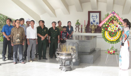 Đoàn dâng hoa, thắp hương mộ cụ Phó bảng Nguyễn Sinh Sắc.