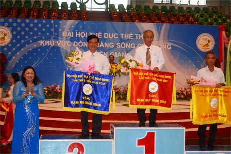 Bà Trần Kim Mai, Phó Chủ tịch Thường trực UBND, Trưởng Ban Tổ chức Đại hội trao cờ Nhất, Nhì, Ba toàn đoàn cho các đơn vị.