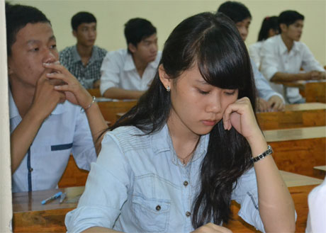 Thí sinh làm bài thi vào Trường ĐH Tiền Giang. Ảnh: Minh Châu