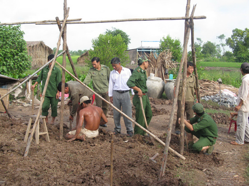 BĐBP giúp dân cất nhà.