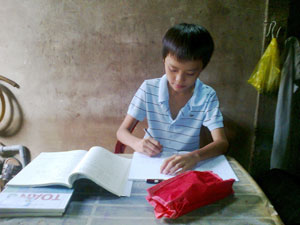 Em Lê Duy Khánh tự học ở nhà