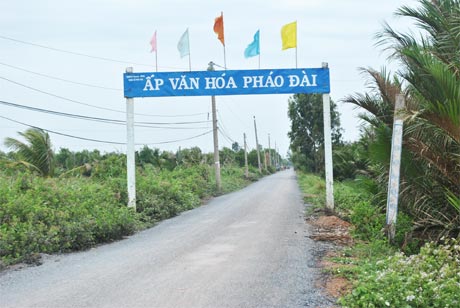 Đường vào Ấp văn hóa Pháo Đài, xã Phú Tân.