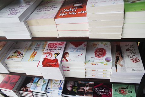 Sách ngoại, sách sến - sex la liệt trên các kệ sách (ảnh minh họa).