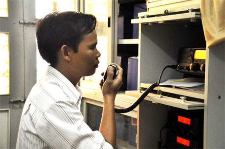 Thường trực Ban chỉ huy Phòng chống lụt bão và tìm kiếm cứu nạn tỉnh, chuyên ngành Thủy sản túc trực 24/24 theo dõi tiến độ tìm kiếm nạn nhân mất tích.