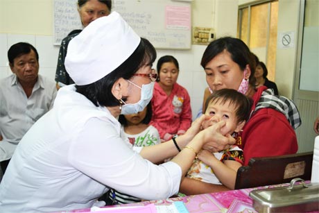 Khám bệnh cho bệnh nhân ĐMĐ tại Bệnh viện Mắt Tiền Giang.