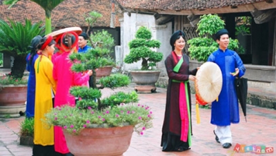 Những liền anh, liền chị quan họ Bắc Ninh đi dự hội làng.