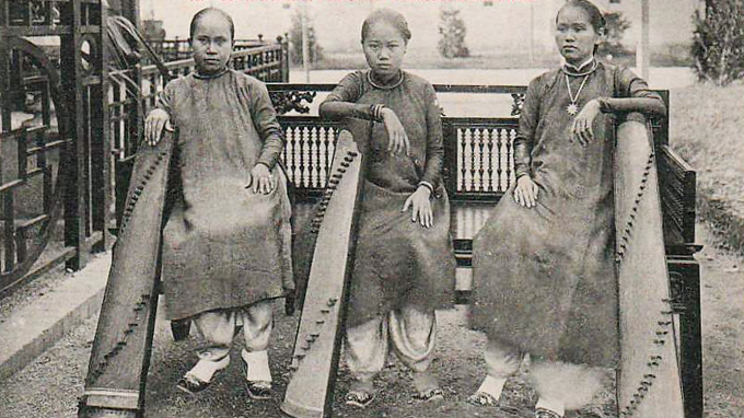Ba giai nhân đàn tranh, trong đó có cô Ba Đắc - Mỹ Tho - Ảnh tư liệu