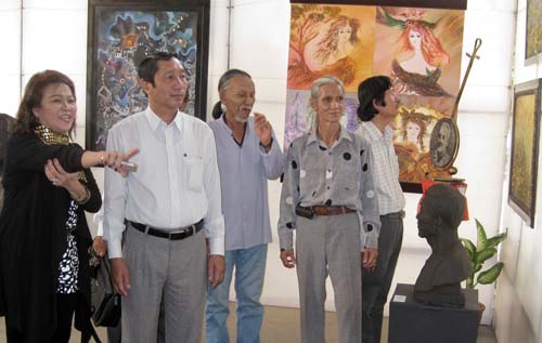 Đại biểu xem triển lãm