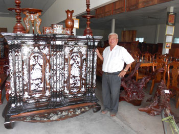 Ông Ba Đức bên tủ thờ trị giá 750 triệu.
