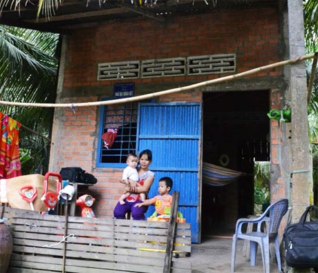 Chị Trang cùng hai con trước căn nhà đại đoàn kết.