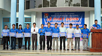 Tỉnh Đoàn giao chỉ tiêu vận động cho các huyện.
