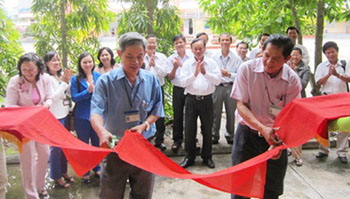 Cắt băng khai trương văn phòng.