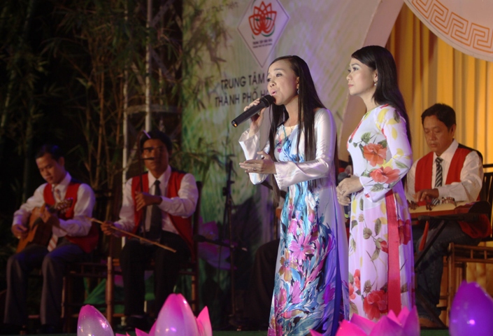 Các nghệ sĩ của câu lạc bộ đờn ca tài tử quận Tân Bình (Thành phố Hồ Chí Minh). Ảnh: Phương Vy-TTXVN