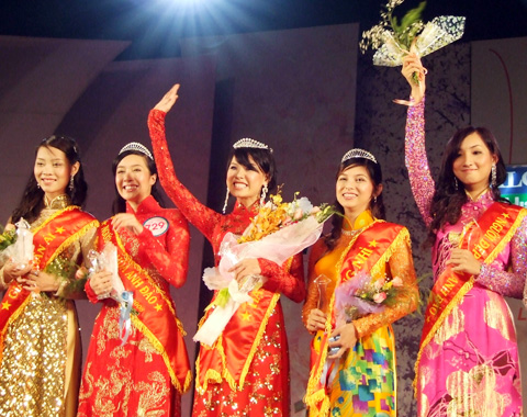 Người đẹp Mộng Hoài (ở giữa) trong buổi lễ đăng quang. Ảnh: Vnexpress.