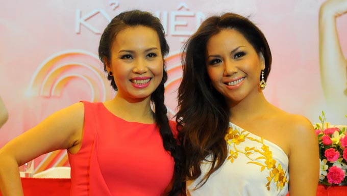 Cẩm Ly - Minh Tuyết tại buổi họp báo sáng 11-10 - Ảnh: T.T.D.