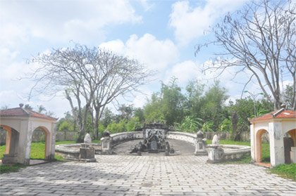 Lăng mộ Đức Quốc Công Phạm Đăng Hưng.