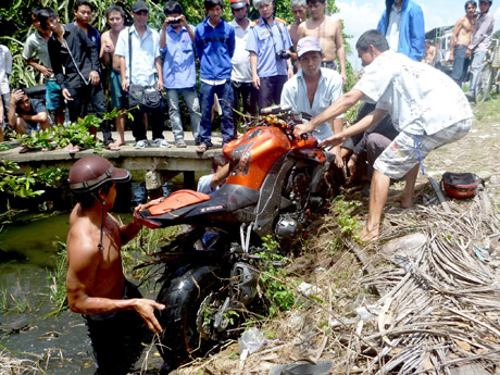 Chiếc mô tô gây tai nạn đâm đầu xuống kinh Trạm Bơm.
