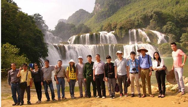 Các nhà văn, nhà thơ trẻ tại thác Bản Giốc, Cao Bằng.