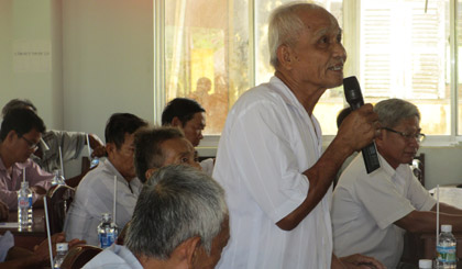 Cử tri Phạm Văn Thành, ngụ ấp 3 (Mỹ Thành Bắc, Cai Lậy) đóng góp ý kiến.