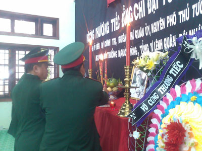 Lãnh đạo Ban CHQS TP.Mỹ Tho thắp hương tưởng niệm Đại tướng Võ Nguyên Giáp.