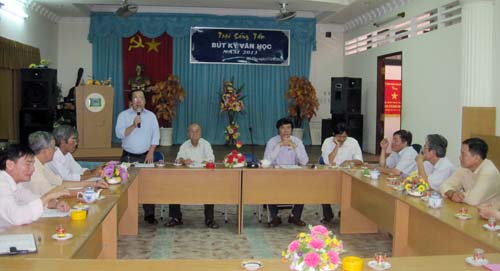 Các trại viên đang trao đổi kinh nghiệm sáng tác