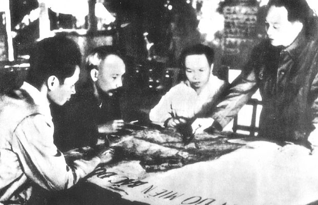 Đại tướng Võ Nguyên Giáp (người đứng) đang phác thảo kế hoạch tấn công tập đoàn cứ điểm Điện Biên Phủ.