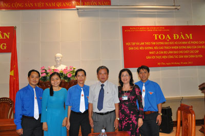 Lãnh đạo Đảng ủy Văn phòng UBND tỉnh trao đổi với lãnh đạo Đoàn Thanh niên tại Tọa đàm "Học tập và làm theo Bác..." Ảnh: Túc Phúc.