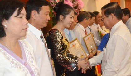 Bà Phan Thị Xuân Thu nhận bằng khen doanh nhân Tiền Giang tiêu biểu năm 2013.
