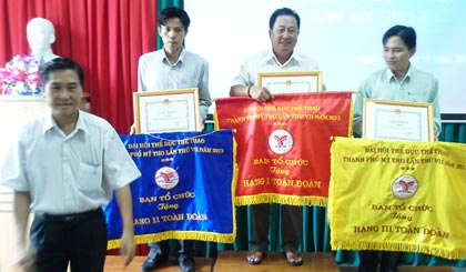 Phó Chủ tịch UBND TP. Mỹ Tho Nguyễn Văn Vững trao giải toàn đoàn. Ảnh: Nguyễn Văn Hướng