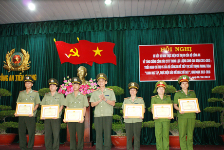 Đại tá Nguyễn Hữu Trí, Tỉnh ủy viên, Phó Bí thư Đảng ủy - Phó Giám đốc CA tỉnh trao giấy khen của CA tỉnh tặng các cá nhân lập thành tích xuất sắc 2 năm thực hiện Chỉ thị 09. Ảnh: Hoàn Thanh