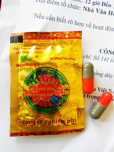 Bao bì và viên nang thực phẩm chức năng do nhân viên Công ty TNHH Bác Lực phát miễn phí và cho người dân uống thử tại hội thảo ở một số xã của huyện Cai Lậy.
