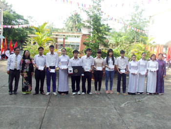 Tặng thưởng cho học sinh đạt thành tích xuất sắc trong năm học qua.