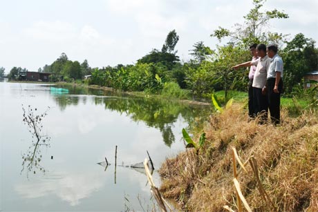 Cán bộ Phòng NN và PTNT khảo sát tình hình lũ ở xã Hậu Mỹ Bắc B.
