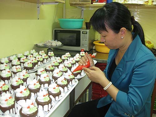 Chị Khiết Minh đang tô điểm cho những sản phẩm của mình