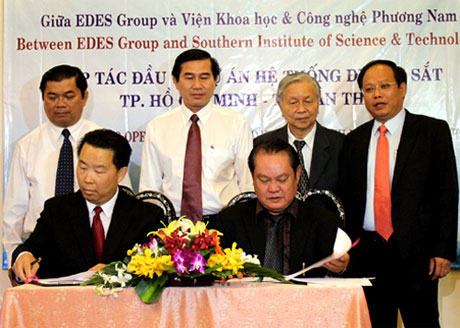 Ông Lê Văn Hưởng, Phó Chủ tịch UBND tỉnh Tiền Giang (đứng thứ 2 từ trái sang) tại buổi lễ ký kết biên bản ghi nhớ về việc hợp tác đầu tư hệ thống đường sắt TP. Hồ Chí Minh - Cần Thơ. Ảnh: Hữu Công