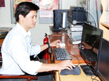 Lý Thanh Cảnh trong phòng kỹ thuật của Đài TT-TH TX. Gò Công.