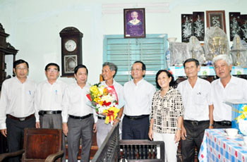 Giám đốc Sở GD& ĐT Nguyễn Hồng Oanh (người thứ hai, bên trái) cùng lãnh đạo tỉnh và địa phương thăm Nhà giáo Ưu tú Nguyễn Văn Duy ở TX. Gò Công ngày 14/11/2013. Ảnh: Phương An