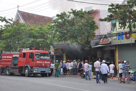 Hiện trường vụ cháy. Ảnh: Nguyễn Thiểu