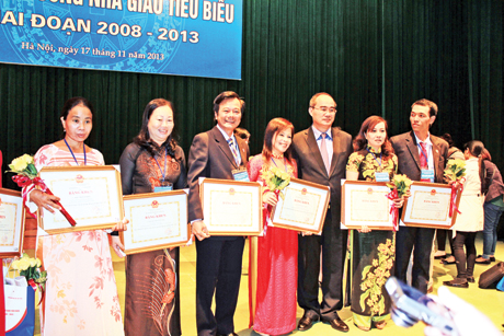 PGS.TS - Thầy thuốc Ưu tú Tạ Văn Trầm (thứ ba từ trái sang) tại lễ tuyên dương.