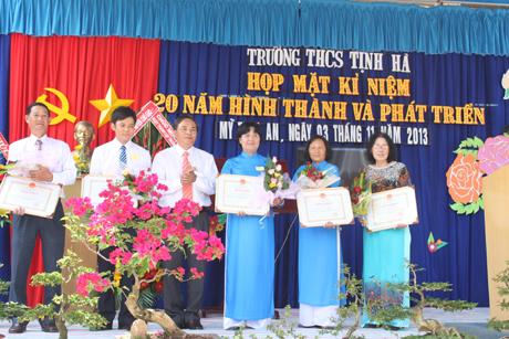 Tập thể và cá nhân nhà trường nhận bằng khen của Bộ Giáo dục và Đào tạo.