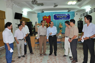 Phó Chủ tịch UBND tỉnh Trần Thanh Đức trao đổi với lãnh đạo Hội Văn học - Nghệ thuật tỉnh. Ảnh: Túc Phúc.