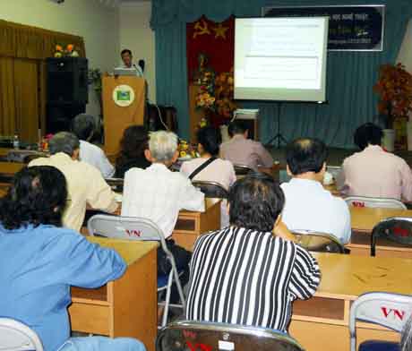 Ông Hứa Quang Tần báo cáo tại buổi phát động