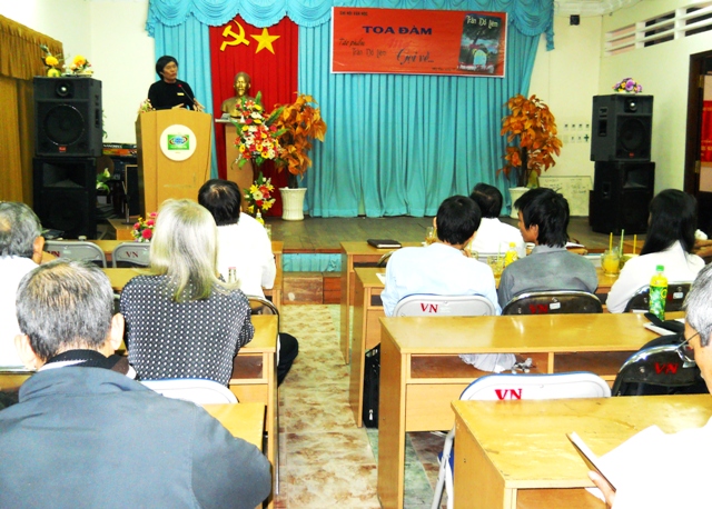 Nhà thơ Trần Đỗ Liêm trao đổi kinh nghiệm sáng tạc tại buổi tọa đàm