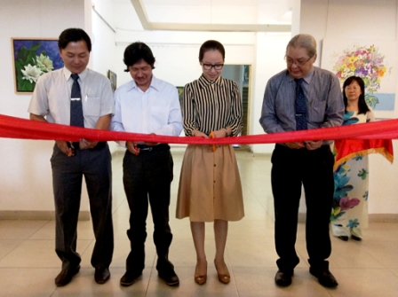 Đại biểu cắt băng khai mạc triển lãm mỹ thuật giữa Tiền Giang và TP HCM