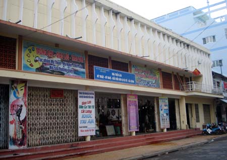 Hí viện Vĩnh lợi, xưa là rạp Thầy Năm Tú (đường Lý Công Uẩn, phường 1, TP. Mỹ Tho) được Thầy Năm Tú xây dựng năm 1918, là rạp hát đầu tiên ở Nam bộ. Sau đổi tên Rạp Tiền Giang.