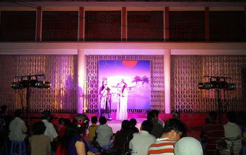 Khung cảnh trước Rạp hát Tiền Giang, các nghệ sĩ biểu diễn ngày 20/2