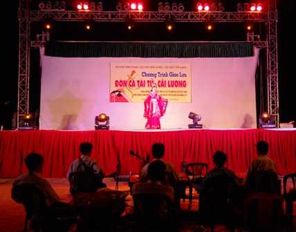 Nghệ sĩ ưu tú Lý Bạch Huệ đoàn Bình Dương biểu diễn trích đoạn cải lương Ngày tàn bạo chúa